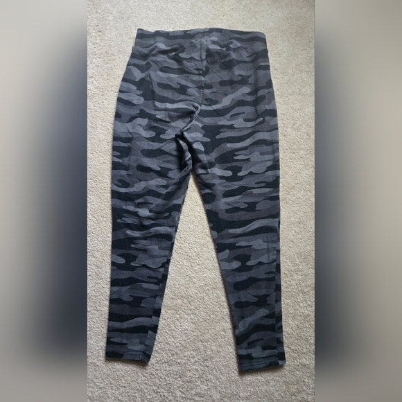 Torrid Gray Camo Leggings Size 1X - Picture 3 of 3